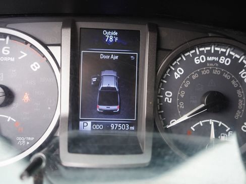 Used 2017 Toyota Tacoma TRD Sport AWD/4WD image 10