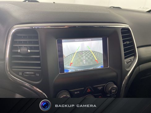 Used 2020 Jeep Grand Cherokee Laredo image 4