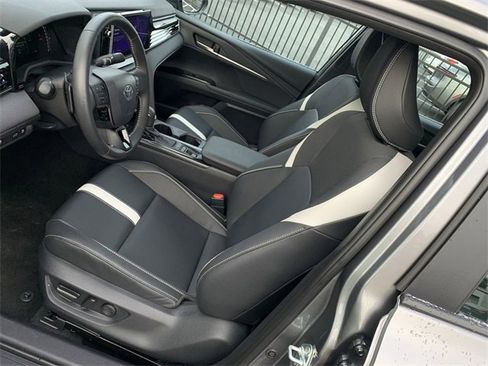 Used 2025 Toyota Camry SE image 18