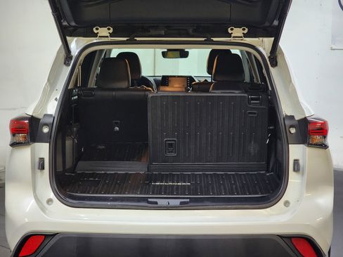 Used 2021 Toyota Highlander XLE image 8