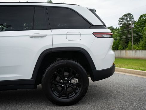 Used 2025 Jeep Grand Cherokee Altitude AWD/4WD image 6