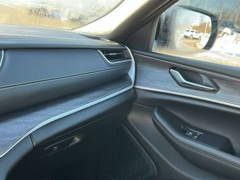 Used 2024 Jeep Grand Cherokee Limited image 20