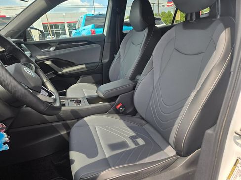 Used 2025 Volkswagen Tiguan SE R-Line AWD/4WD image 9