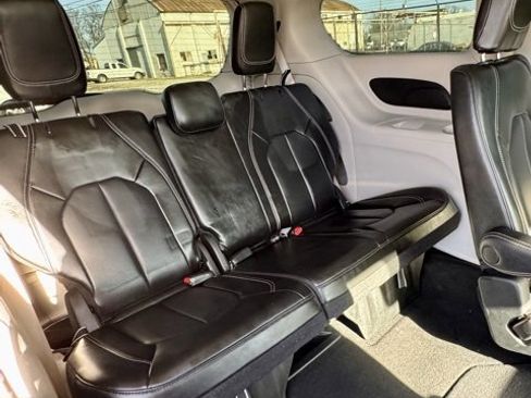 Used 2023 Chrysler Pacifica Touring-L image 17