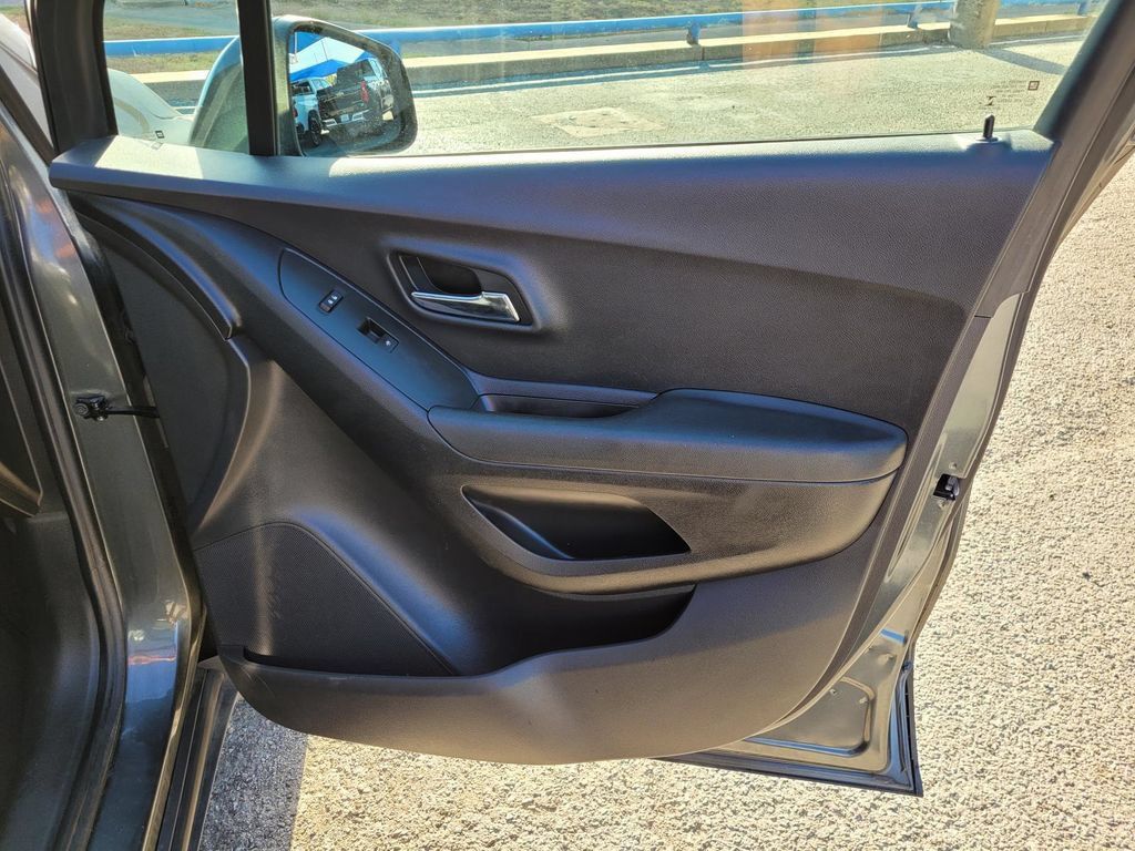 Used 2019 Chevrolet Trax LT w/ LT Convenience Package FWD image 9