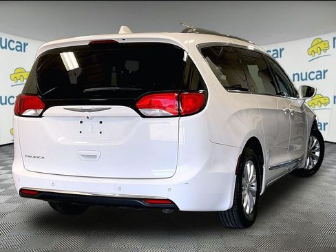 Used 2018 Chrysler Pacifica Touring-L FWD image 6