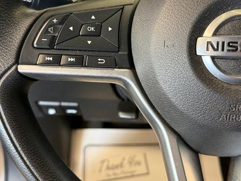 Used 2021 Nissan Versa SV image 9