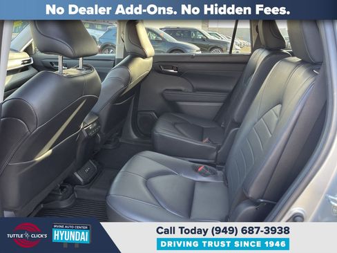 Used 2024 Toyota Highlander XLE FWD image 19