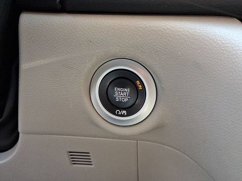 Used 2023 Chrysler Pacifica Touring-L FWD image 26