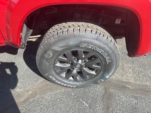 Used 2021 Toyota Tacoma SR5 AWD/4WD image 9