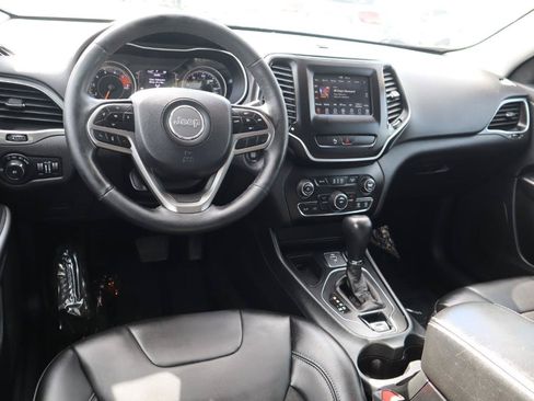 Used 2019 Jeep Cherokee Latitude Plus w/ Cold Weather Group FWD image 17