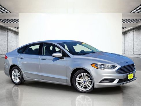 Used 2018 Ford Fusion SE w/ Fusion SE Technology Package image 2