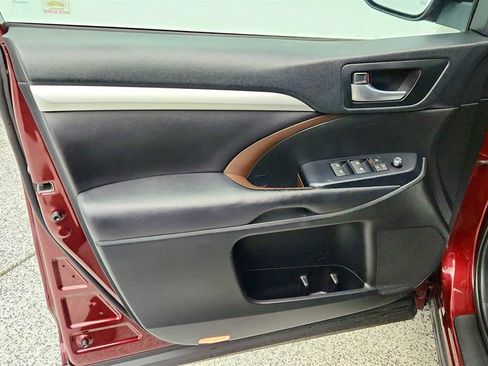 Used 2018 Toyota Highlander XLE image 11