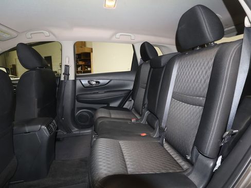 Used 2017 Nissan Rogue SV w/ SV Premium Package image 24