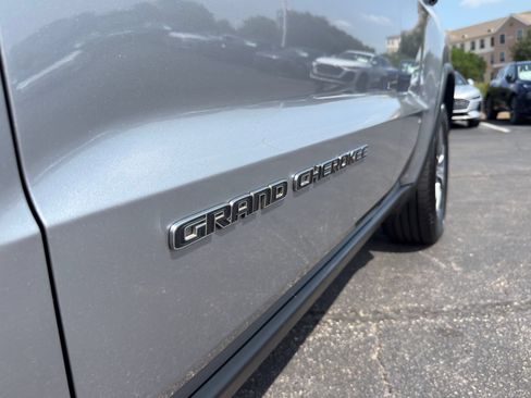 Used 2021 Jeep Grand Cherokee Limited RWD image 2