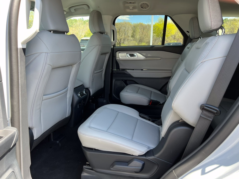 Used 2026 Ford Explorer Active w/ Active Comfort Package AWD/4WD image 4