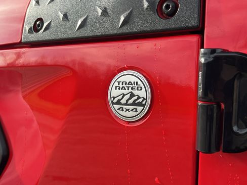 Used 2018 Jeep Wrangler Unlimited Sahara w/ Cold Weather Group image 10