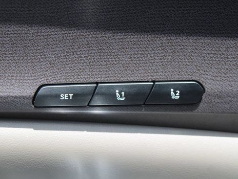 Used 2025 Kia Carnival EX FWD image 28