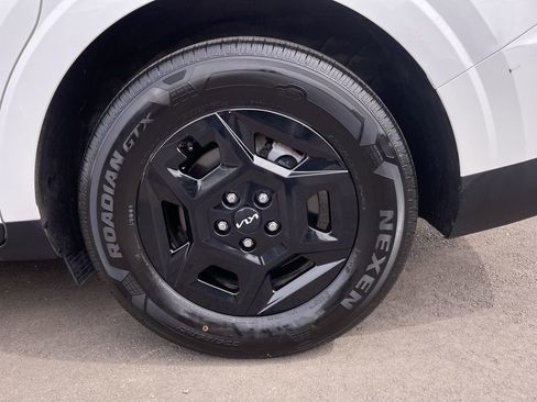 Used 2025 Kia Carnival FWD image 10