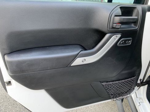 Used 2017 Jeep Wrangler Unlimited Sahara w/ Connectivity Group image 12