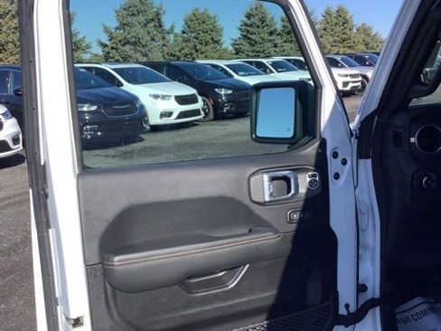 Certified 2025 Jeep Wrangler Sahara w/ Technology Group image 13