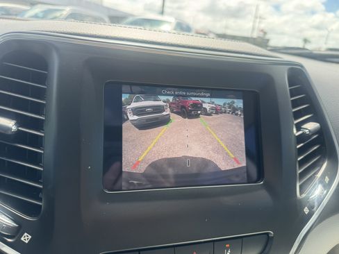 Used 2021 Jeep Cherokee Latitude Plus w/ Sun & Sound Group FWD image 16