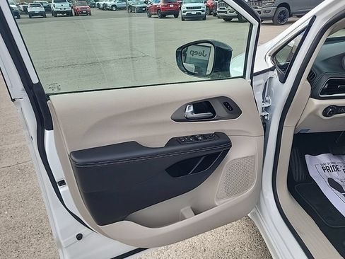Used 2024 Chrysler Pacifica Touring-L FWD image 14