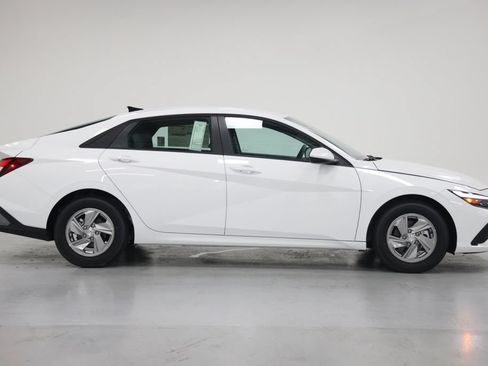 Used 2026 Hyundai Elantra SE FWD image 8