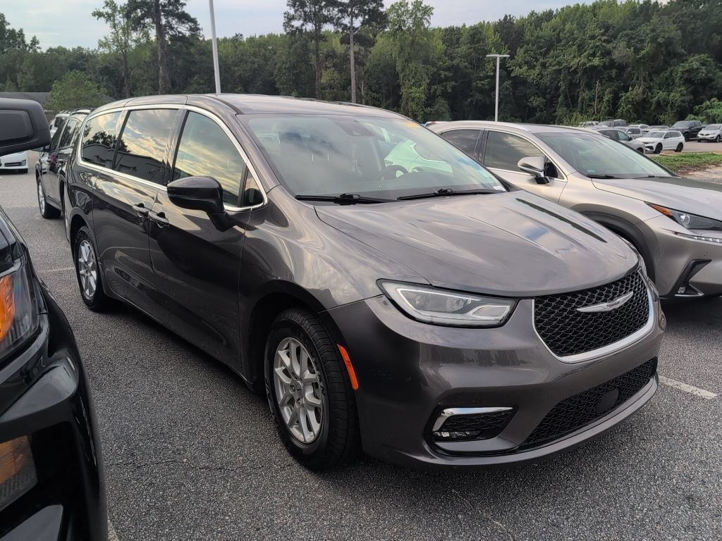 Used 2023 Chrysler Pacifica Touring-L FWD image 1