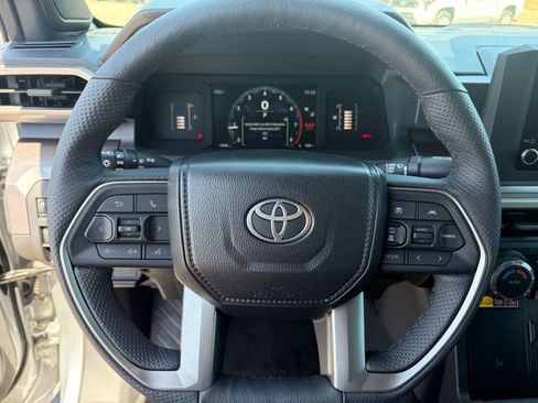 Certified 2025 Toyota Tacoma SR5 AWD/4WD image 18