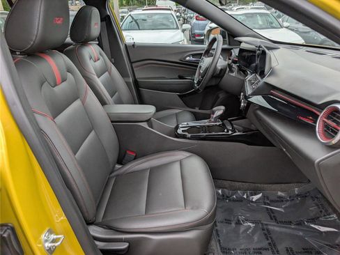 Used 2025 Chevrolet Trax RS w/ Sunroof Package FWD image 12