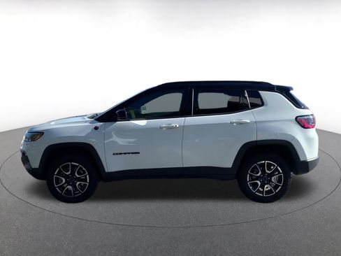 Used 2025 Jeep Compass Trailhawk image 8