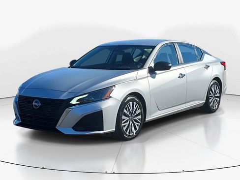 Used 2024 Nissan Altima 2.5 SV image 10