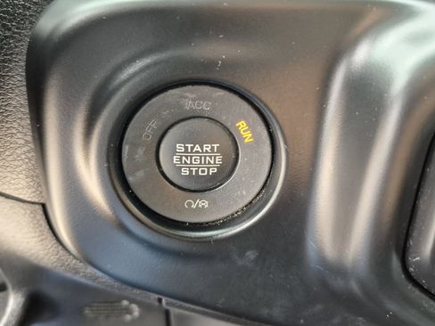 Used 2023 Jeep Gladiator Sport AWD/4WD image 36