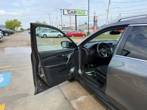 Used 2017 Nissan Rogue SV w/ Sun & Sound Touring Package AWD/4WD image 19