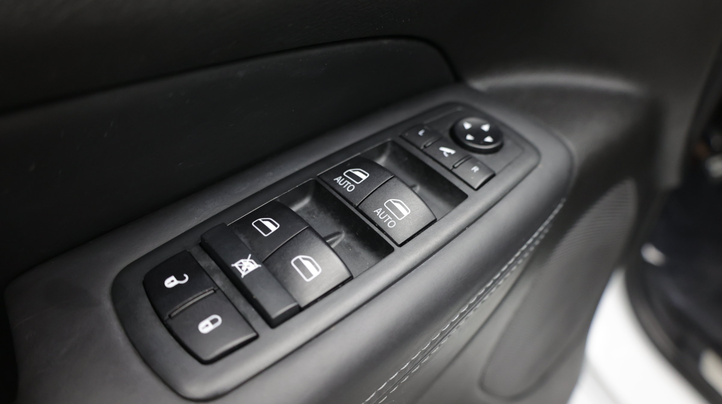 Used 2020 Jeep Grand Cherokee Overland RWD image 15