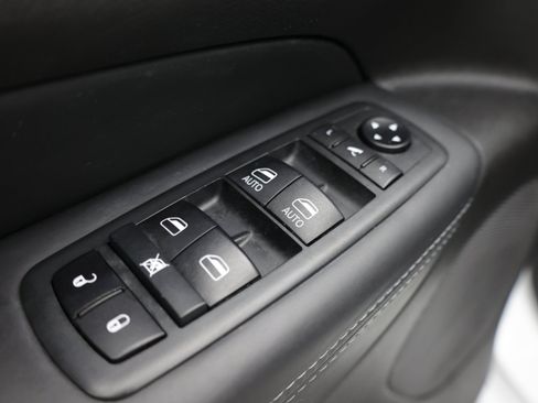Used 2020 Jeep Grand Cherokee Overland RWD image 15