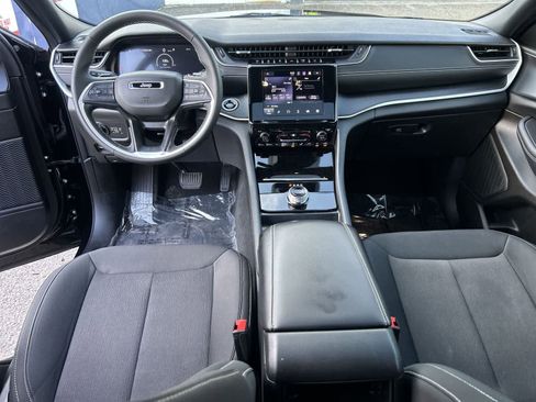 Used 2025 Jeep Grand Cherokee Laredo X image 17