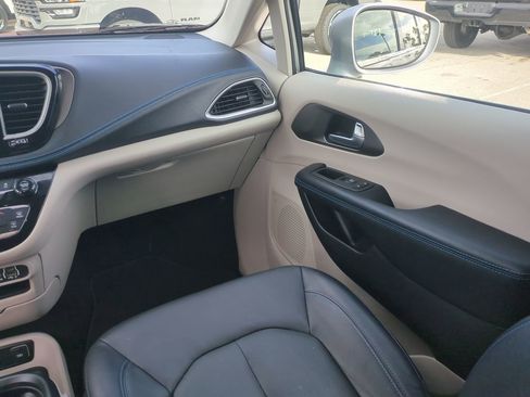 Certified 2021 Chrysler Pacifica Touring-L image 16