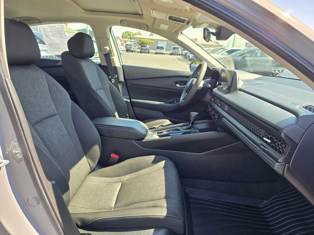 Used 2025 Honda Accord SE image 16