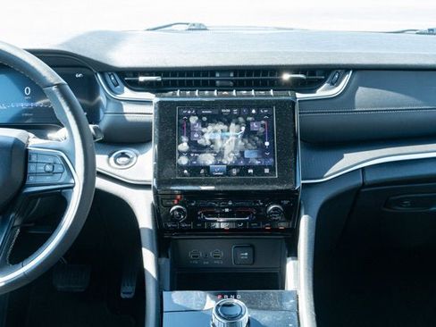 Certified 2025 Jeep Grand Cherokee Altitude AWD/4WD image 30