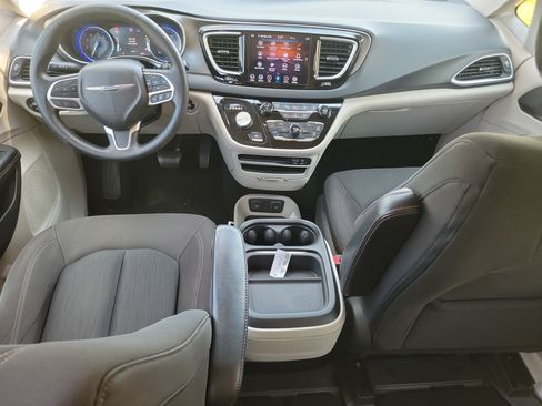 Used 2020 Chrysler Pacifica Touring w/ Advanced Safetytec Group FWD image 10