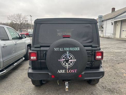 Used 2022 Jeep Wrangler Unlimited Sahara image 6