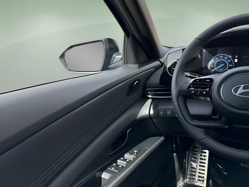 New 2025 Hyundai Elantra SEL image 18