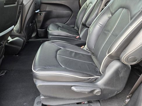 Used 2019 Chrysler Pacifica Limited w/ Advanced Safetytec Group image 11