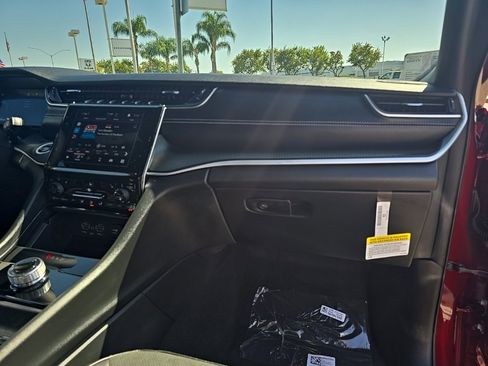 New 2025 Jeep Grand Cherokee L Altitude image 6