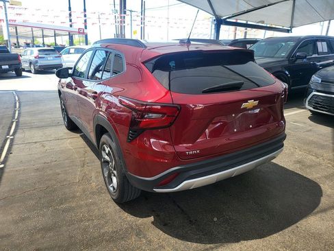 Used 2025 Chevrolet Trax LT w/ LT Convenience Package image 12