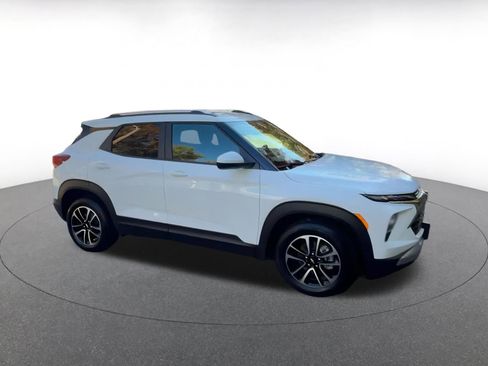 Used 2025 Chevrolet TrailBlazer LT image 2