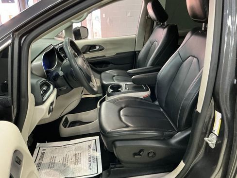 Used 2023 Chrysler Pacifica Touring-L FWD image 6