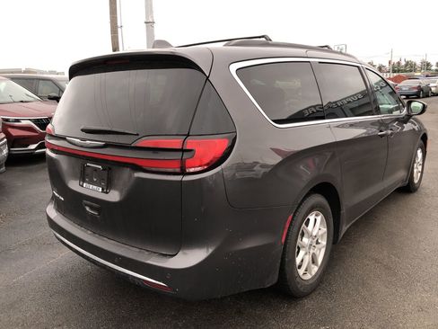 Used 2022 Chrysler Pacifica Touring-L image 5